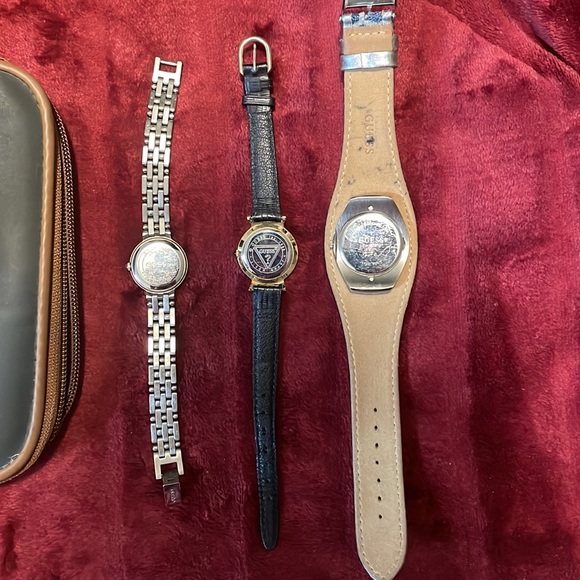 Three vintage Guess watches from the 90s with one case. Batteries not working - Picture 5 of 6